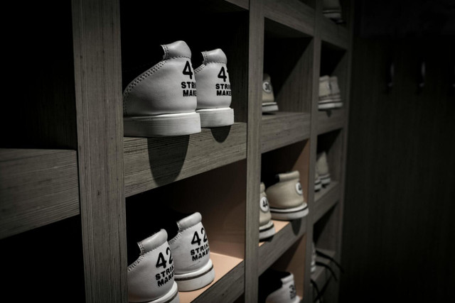 Ilustrasi ukuran sepatu Adidas UK ke Indonesia. Sumber: Pexels/Mateusz Dach