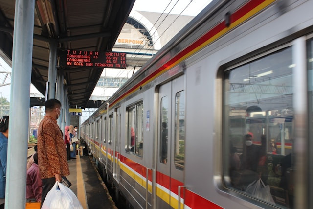 Perbedaan KRL Jogja Solo dan Jabodetabek. Foto KRL Jabodetabek. Sumber: Unsplash/Mayuki Indana