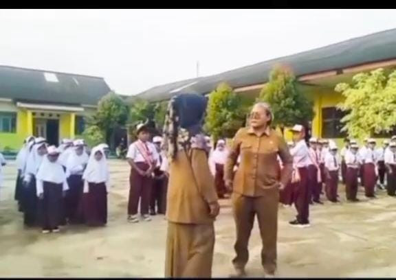 Oknum guru sekolah dasar yang viral, hendak bertindak kasar kepada siswanya | Foto : Ist