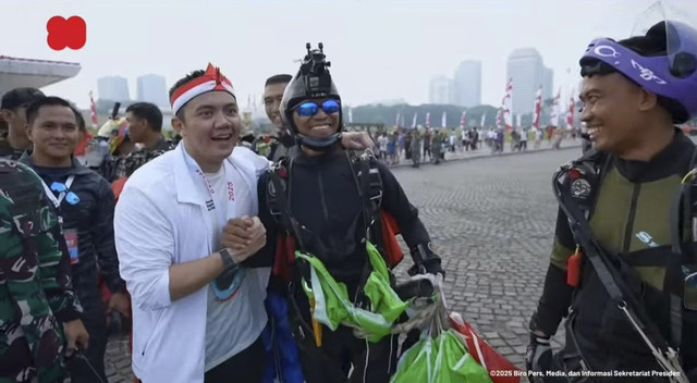 Momen Seskab Teddy Indra Wijaya bertemu dengan pelatihnya di event Merdeka Run 8.0K di Monas, Jakarta, Minggu (24/8/2025). Foto: YouTube/ Sekretariat Presiden