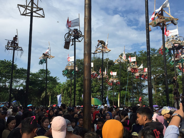Ribuan warga Palembang menonton Festival Panjat Pinang 2025 di Volley Beach Jakabaring Sport City/Anyelir. 