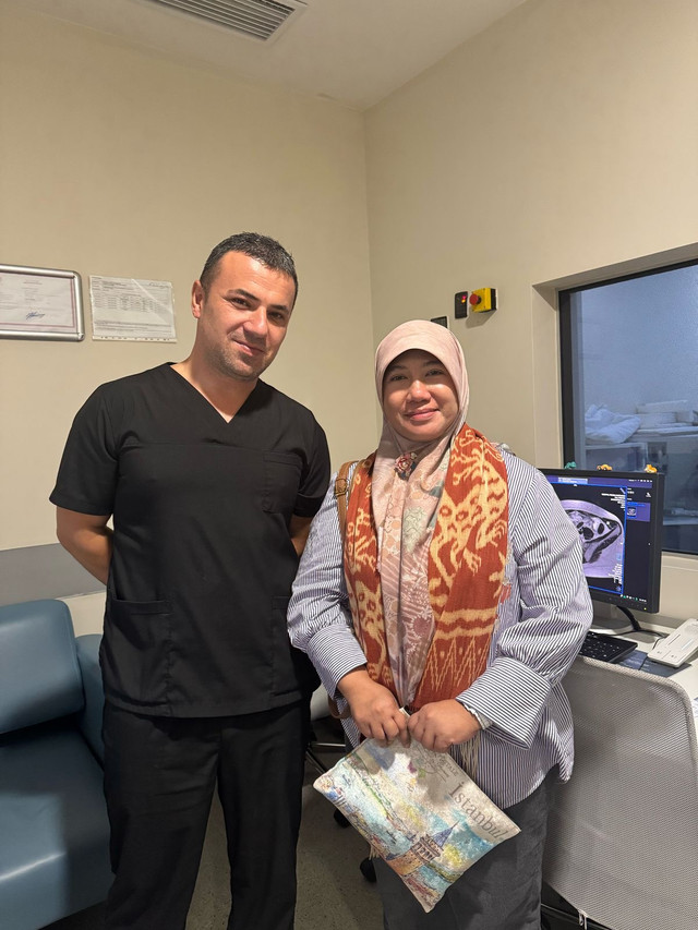 Belajar dari dokter spesialis radiologi dari RS Medipol (foto koleksi pribadi)