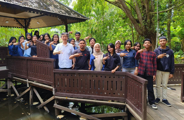 Para peserta Pelatihan Jurnalistik foto bersama Owner Aming Coffee, Limin Wong di Aming Coffee Hutan Kota. Foto: Dok. Istimewa