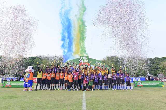 Para pemenang MilkLife Soccer Challenge Surabaya Seri 1 2025 - 2026 yang berlangsung di Stadion Brawijaya dan Stadion Bogowonto pada 19 - 24 Agustus 2025. Foto: Dok. MilkLife Soccer Challenge