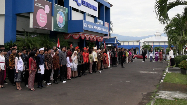 Sambil menggunakan baju adat, para karyawan TVRI Stasiun Sulawesi Utara mengikuti upacara peringatan HUT ke-63 TVRI sekaligus Hari Televisi Nasional pada Minggu (24/8).