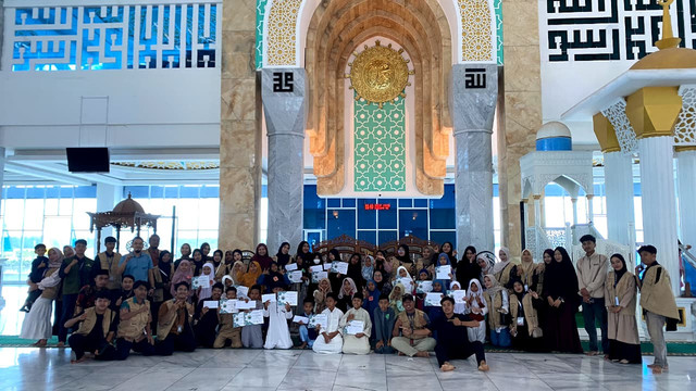 KKN ADI menyelenggarakan Festival Anak Soleh di Masjid Al-Alam Kendari (Foto Quddus)