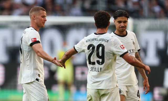 Kevin Diks main saat Borussia Moenchengladbach ditahan Hamburger SV dalam laga pekan pertama Liga Jerman 2025/26 di Borussia-Park, Minggu (24/8) malam WIB. Foto: REUTERS/Leon Kuegeler