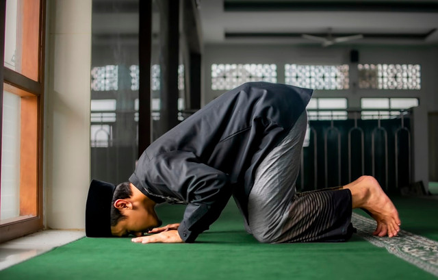 Ilustrasi Jelaskan Perbedaan Sujud Tilawah dan Sujud Sahwi                                                    Sumber Unsplash/Masjid Pogung Dalangan