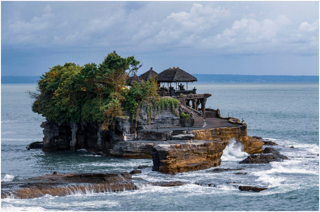 Tiket masuk Tanah Lot 2025. Foto: Pura di Tanah Lot. Sumber: Unplash/Nick Fewings