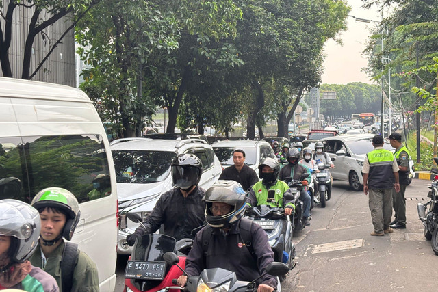 Suasana kepadatan lalu lintas di Jalan TB Simatupang, Jakarta Selatan, Senin (25/8/2025). Foto: Abid Raihan/kumparan