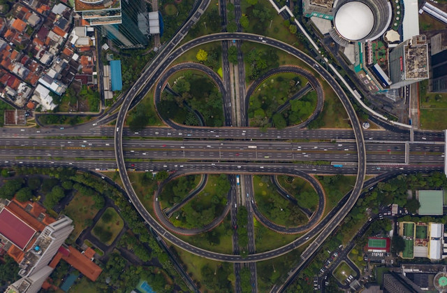 ILustrasi kenapa motor tidak boleh lewat semanggi. FotoL Unsplash/Rifki Kurniawan