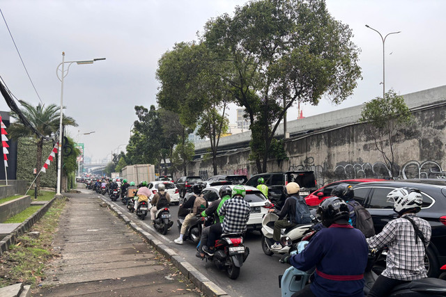 Suasana kepadatan lalu lintas di Jalan TB Simatupang, Jakarta Selatan, Senin (25/8/2025). Foto: Abid Raihan/kumparan