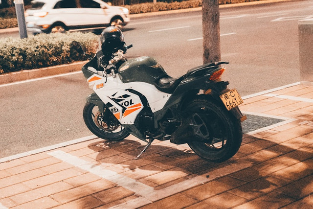 Ilustrasi apakah perlu cuci motor setelah kena air hujan. Foto: Unsplash/铮 夏