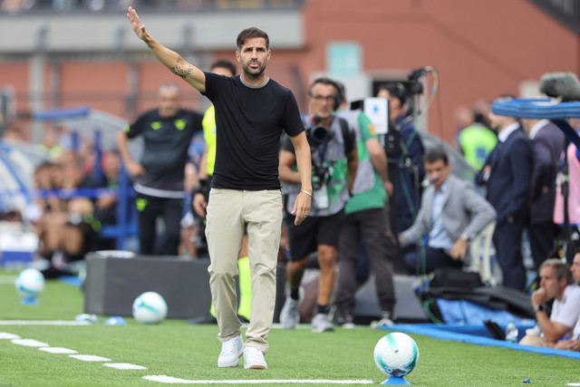Pelatih Como Cesc Fabregas memberikan arahan saat melawan Lazio pada pertandingan Liga Italia di Stadion G Sinigaglia, Como, Italia, Minggu (24/8/2025). Foto: Antonio Saia/LaPresse via AP