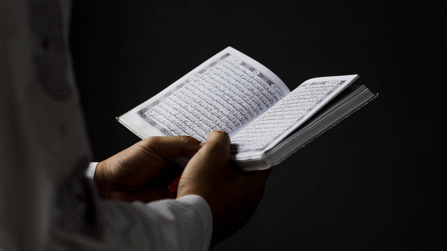 Ilustrasi bacaan Maulid Simtudduror. Foto: Shutterstock