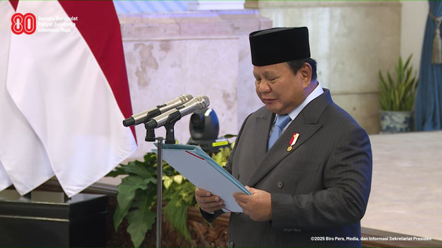 Presiden Prabowo Subianto melantik Pejabat Negara, serta Upacara Penganugerahan TKRI di Istana Negara, Jakarta, Senin (25/8/2025). Foto: Youtube/Sekretariat Presiden