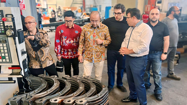 Direktur Utama PAM JAYA, Arief Nasrudin, menandatangani NDA dengan TA Group Turki untuk merancang konektivitas jaringan perpipaan dari daratan Jakarta ke Kepulauan Seribu. Foto: PAM JAYA