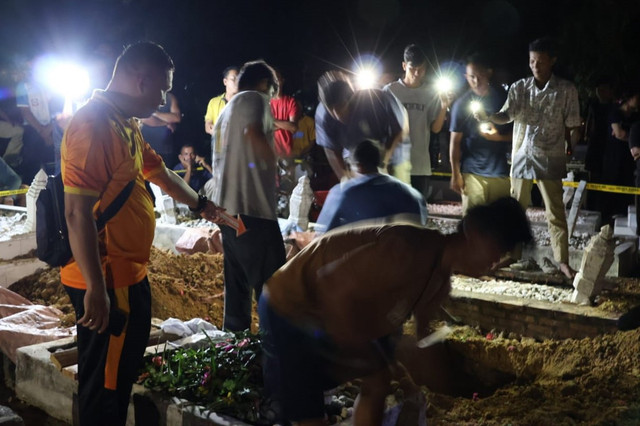 Proses ekshumasi remaja 14 tahun di Labuhanbatu Selatan, Sumut, yang tewas diduga bunuh diri dengan kondisi perut membesar. Foto: Polres Labusel