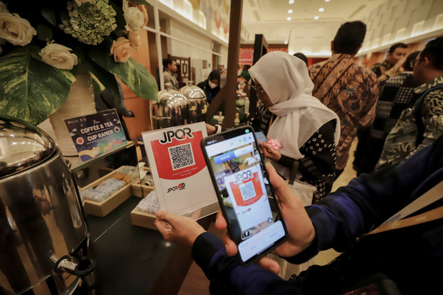 Pengunjung mencoba menggunakan QRIS antarnegara Indonesia -Jepang di Gedung Thamrin, komplek kantor pusat Bank Indonesia, Jakarta, Senin (25/8/2025). Foto: Jamal Ramadhan/kumparan