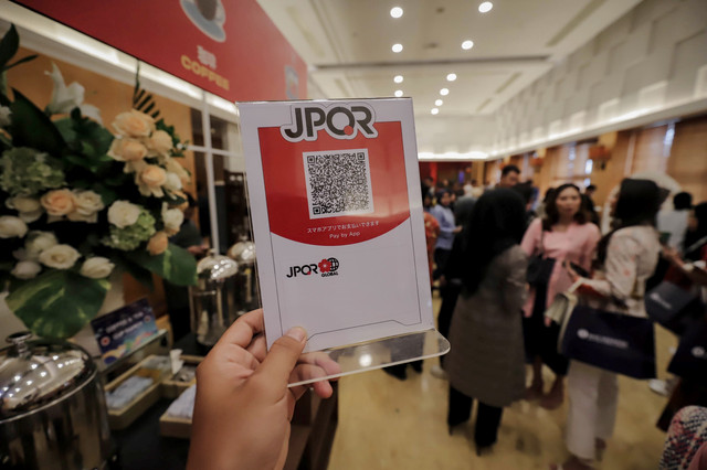 Pengunjung mencoba menggunakan QRIS antarnegara Indonesia -Jepang di Gedung Thamrin, komplek kantor pusat Bank Indonesia, Jakarta, Senin (25/8/2025). Foto: Jamal Ramadhan/kumparan
