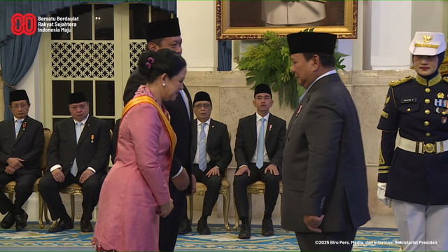 Presiden Prabowo Subianto saat Upacara Penganugerahan Tanda Kehormatan dan Tanda Jasa di Istana Negara, Jakarta Pusat, Senin (25/8/2025). Foto: Youtube/Sekretariat Presiden