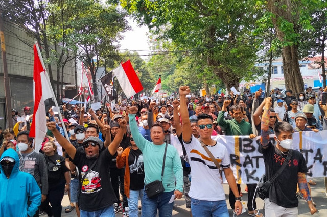 Massa aksi melakukan long march dari Alun-Alun Pati menuju Kantor Pos Pati Kota untuk mengirimkan surat ke KPK, Senin (25/8/2025).  Foto: kumparan