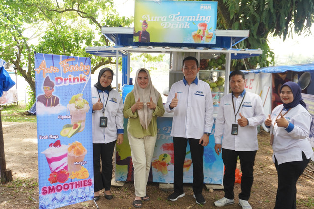 PNM memberikan dukungan kepada Rani Ridawati, nasabah PNM Mekaar asal Riau, yang merupakan ibu dari Rayyan Arkan Dikha, seorang penari pacu jalur yang sempat viral. (ist)