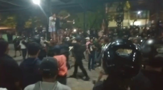 Kericuhan suporter Persib dan PSIM di Parkiran Ngabean, Jogja, Minggu (24/8) malam. Foto: Istimewa