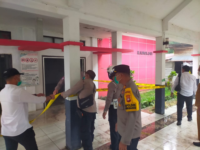 Polisi saat mengamankan ruang data radiologi di RSUD Landak. Foto: Dok. Polres Landak 