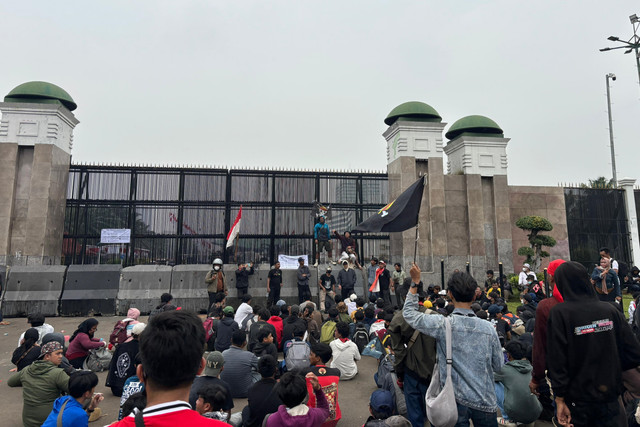 Suasana demo di depan gedung DPR RI, Jakarta Pusat, Senin (25/5). Foto: Abid Raihan/kumparan