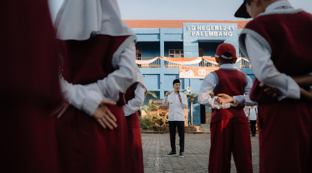 Wali Kota Palembang, Ratu Dewa, saat menjadi pembina upacara bendera di SDN 241 Palembang. (ist)