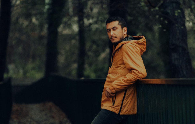 ilustrasi jaket anti angin dan air terbaik - foto:pexels/atahandemir