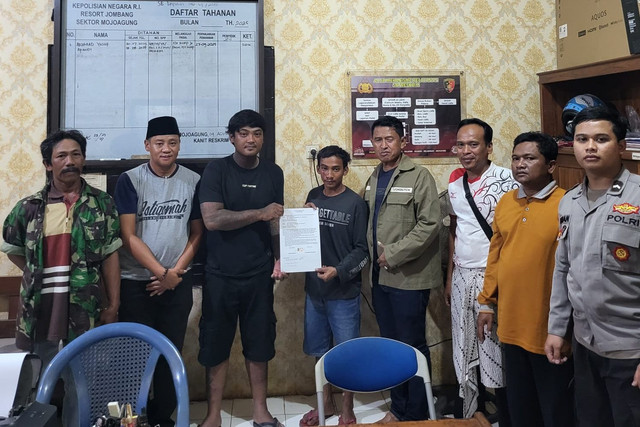 Mediasi antara warga Dusun Semen dan warga RW 01 Dusun Kalibening, Desa Tanggalrejo, Kecamatan Mojoagung, Kabupaten Jombang, usai terlibat kericuhan sast karnaval peringatan HUT ke-80 RI. Foto: Polsek Mojoagung
