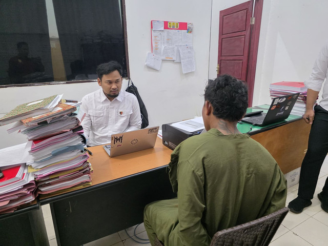 Pria diinisial AL (23 tahun) diamankan polisi usai menusuk Imam Masjid saat salat subuh berjamaah di Masjid Baiturrahman Tompira, Kecamatan Petasia Timur, Kabupaten Morowali Utara, Sulteng, Senin (25/8) dok Istimewa.