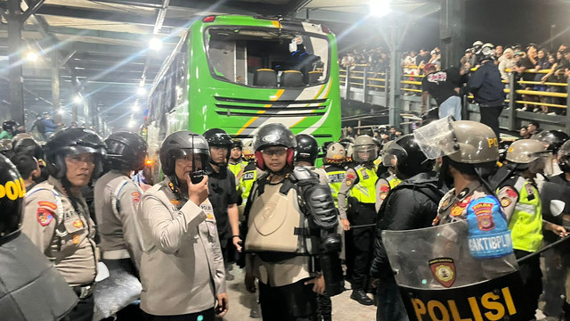 Ricuh suporter yang terjadi di Tempat Parkir Ngabean, Kota Yogyakarta, Senin (25/8/2025) dini hari. Foto: Polda DIY