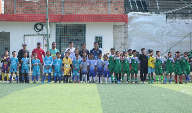 Para pemain SSB di Palembang saat mengikuti pembinaan dengan menggelar coaching clinic yang diadakan Askot PSSI Palembang. Foto : Dok. Askot PSSI Palembang