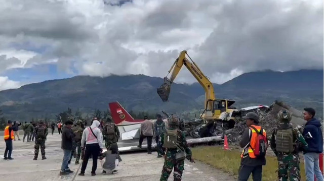 Pesawat kargo nomor registrasi PK-PPI  tergelincir hingga terbakar di Bandara Aminggaru Ilaga, Kabupaten Puncak, Papua Tengah, Senin (25/8/2025). Dok Polres Puncak