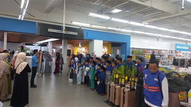 70 Anak Yatim bahagia berbelanja bersama DT Peduli dalam program Belanja Bahagia Bersama Anak Yatim (Sumber : DT Peduli)