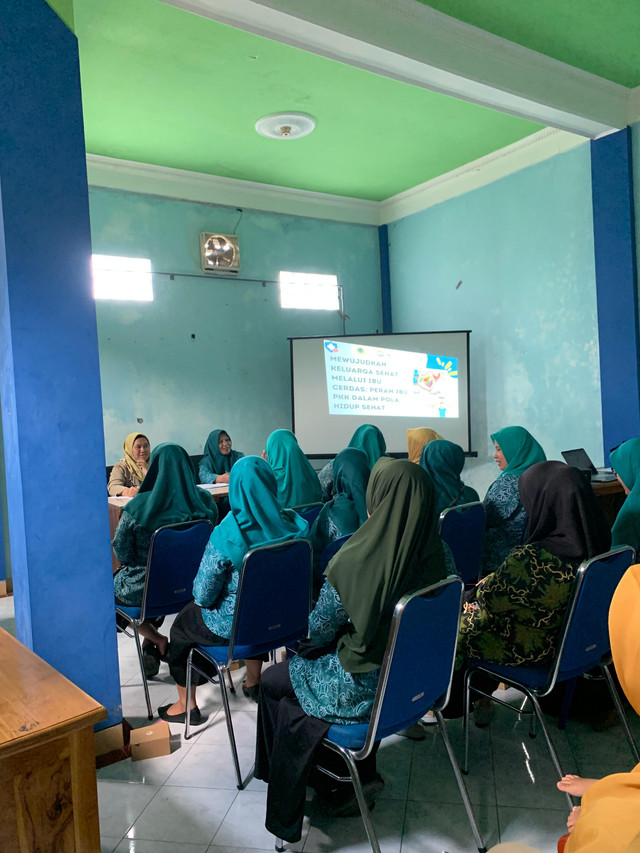 Persiapan pemaparan materi PHBS oleh Mahasiswa KKN Universitas Ngudi Waluyo 