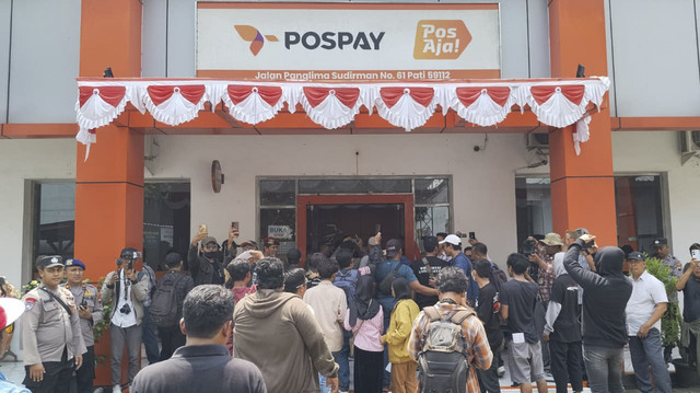 Warga Pati yang tergabung dalam Masyarakat Pati Bersatu memadati pintu masuk Kantor Pos Pati untuk mengirimkan surat ke Kantor KPK, Senin (25/8/2025).  Foto: kumparan