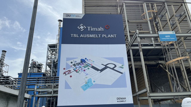 Melihat pengolahan konsentrat timah hingga proses peleburan di TSL Ausmelt Furnace di Unit Metalurgi Muntok, Kabupaten Bangka Barat, Sabtu (23/8/2025). Foto: Fariza Rizky Ananda/kumparan