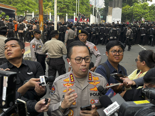 Kabid Humas Polda Metro Jaya Kombes Ade Ary Syam saat diwawancarai di Gerbang Pancasila, DPR, Senin (25/8/2025). Foto: Rayyan Farhansyah/kumparan