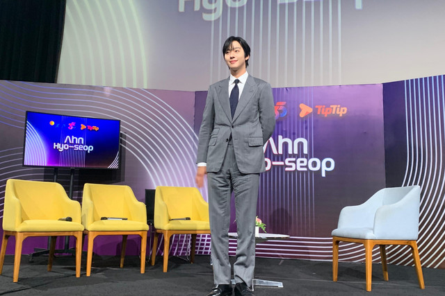 Aktor asal Korea, Ahn Hyo-seop hadir dalam jumpa pers konser kolaborasi bersama SCTV dan TipTip, di Senayan, Senin (25/8/2025). Foto: Vincentius Mario/kumparan