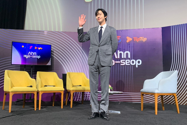 Aktor asal Korea, Ahn Hyo-seop hadir dalam jumpa pers konser kolaborasi bersama SCTV dan TipTip, di Senayan, Senin (25/8/2025). Foto: Vincentius Mario/kumparan