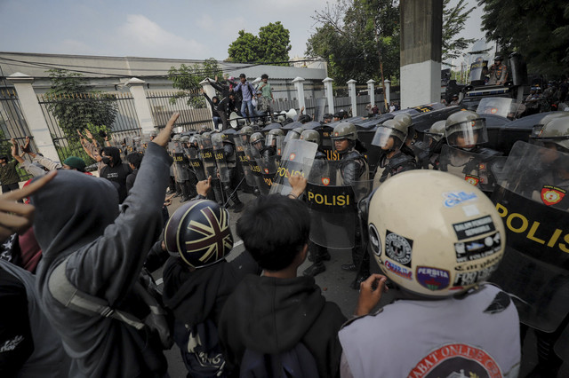Sejumlah massa aksi berhadapan dengan aparat saat demo di belakang DPR hingga kawasan stasiun Palmerah, Jakarta, Senin (25/8/2025).
 Foto: Jamal Ramadhan/kumparan