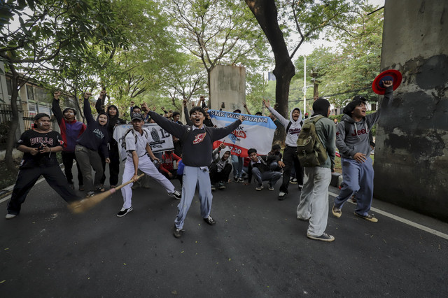 Sejumlah massa aksi saat demo di belakang DPR hingga kawasan stasiun Palmerah, Jakarta, Senin (25/8/2025). Foto: Jamal Ramadhan/kumparan