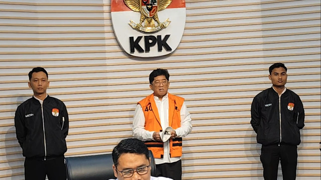 Tersangka korupsi pengurusan izin usaha pertambangan (IUP) di Kaltim, Rudy Ong Chandra mengenakan rompi tahanan dihadirkan saat konpers di Gedung Merah Putih KPK, Jakarta, Senin (25/8/2025). Foto: Jonathan Devin/kumparan