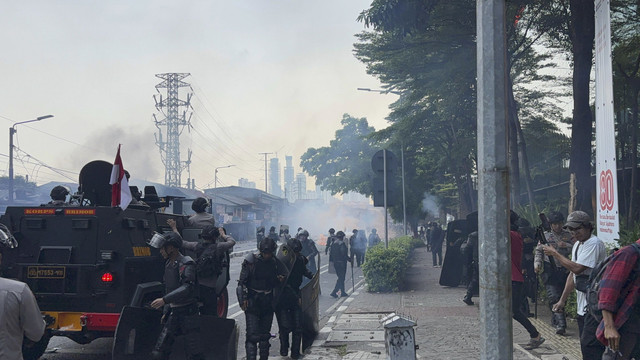 Gas air mata ditembakkan di sekitar Menara BNI saat membubarkan massa aksi demo, Jakarta, Senin (25/8/2025). Foto: Abid Raihan/kumparan