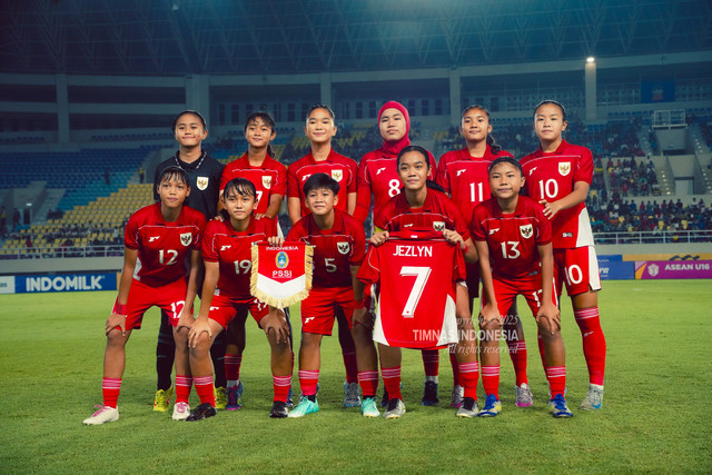 Pemain Timnas wanita Indonesia saat melawan Timnas wanita Malaysia pada pertandingan Grup A Kejuaraan ASEAN Wanita U-16 di Stadion Manahan, Solo, Minggu (25/8/2025).
 Foto: PSSI