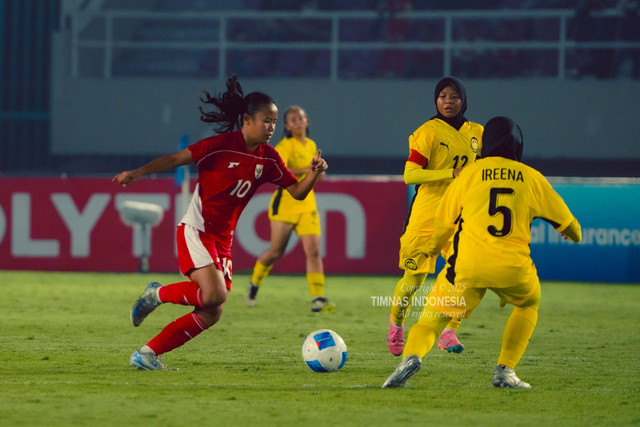 Pemain Timnas wanita Indonesia saat melawan Timnas wanita Malaysia pada pertandingan Grup A Kejuaraan ASEAN Wanita U-16 di Stadion Manahan, Solo, Minggu (25/8/2025).
 Foto: PSSI